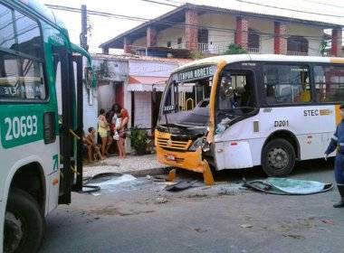 Quatro pessoas ficam feridas em batida envolvendo ônibus e micro-ônibus