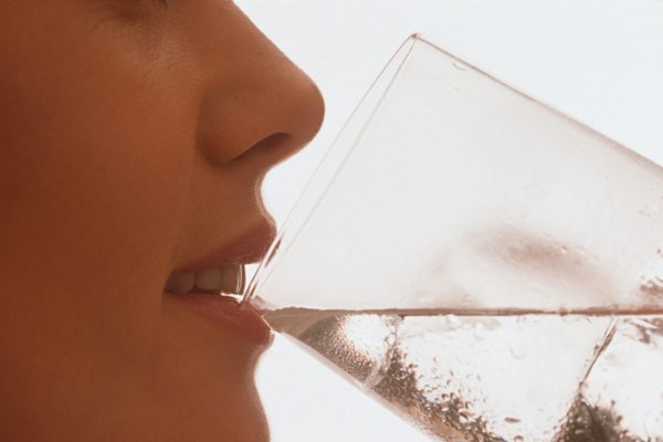 Sabia que beber água não evita ressaca? Estudo explica motivo