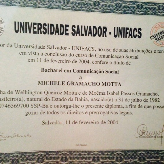 Diploma atribuído à formação em jornalismo da filha de Moema.