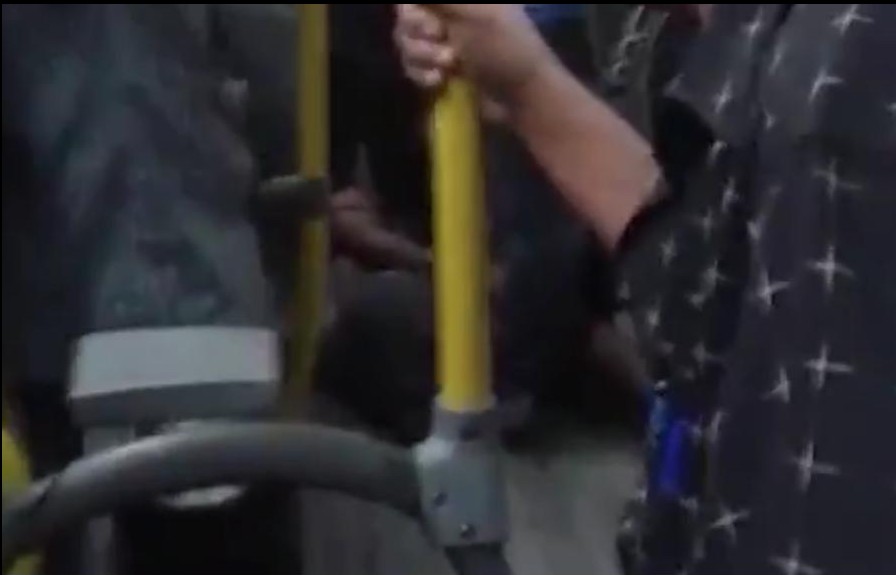 Jovem é espancado por passageiros ao tentar assaltar ônibus na Via Parafuso