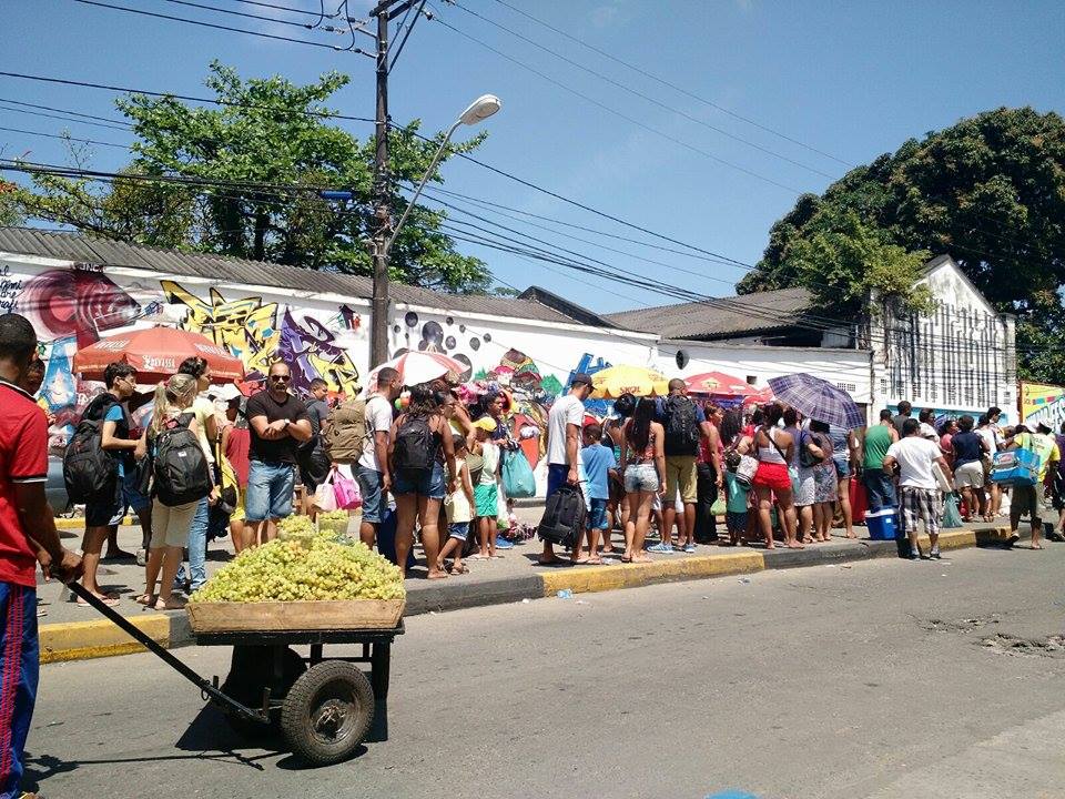 Fila de pedestres na saída de Salvador via Ferry