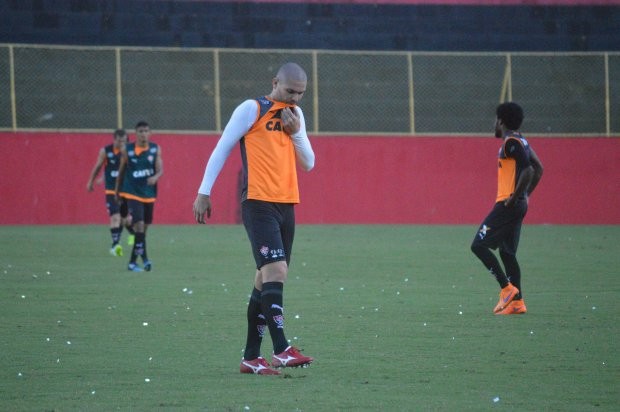Com Escudero em campo, Vitória finaliza preparação para enfrentar o Botafogo