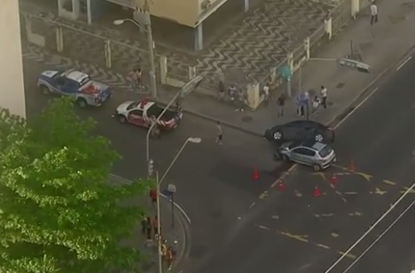 Carros batem e acidente deixa ferido em Avenida de Salvador