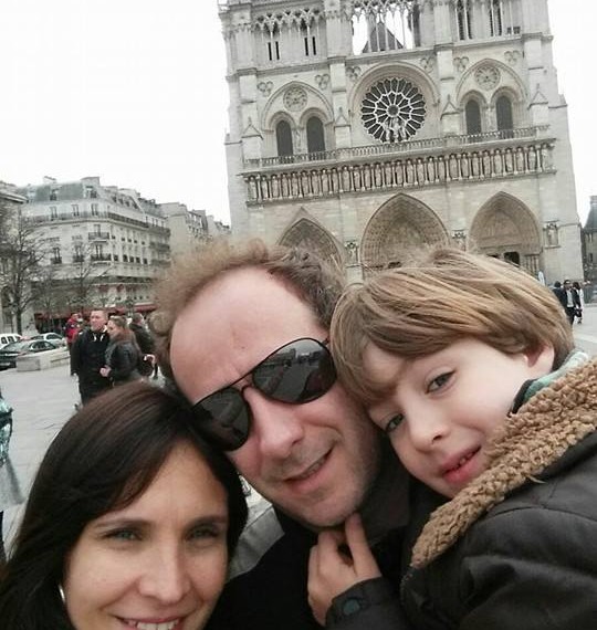 administrador com a família em Paris