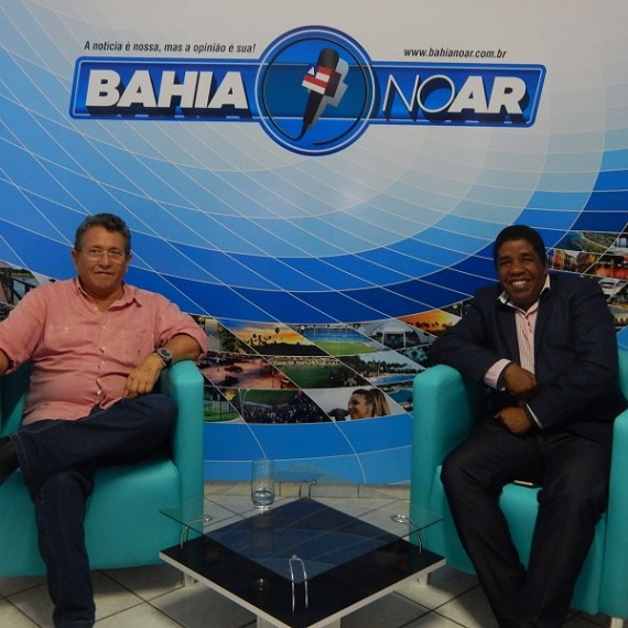 Luiz Caetano durante entrevista ao diretor do portal Bahia No Ar, Roque Santos