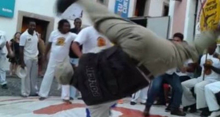 Bombando na Web: Policial Militar joga capoeira no Pelourinho e surpreende
