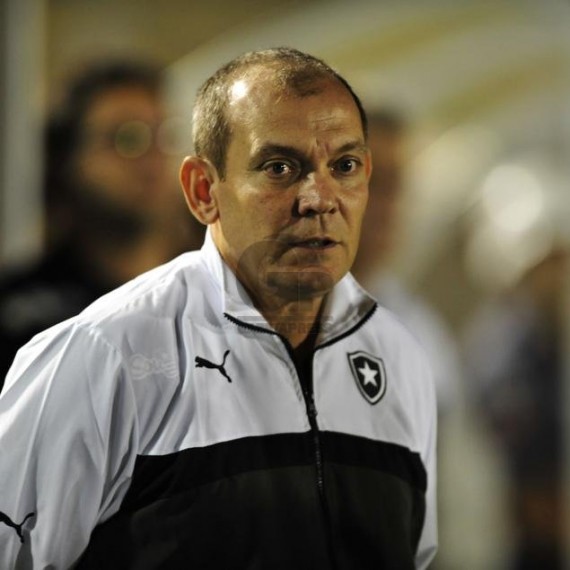 COPA DO BRASIL 2015 - FUTEBOL – CAPIVARIANO x BOTAFOGO (RJ) - Alfredo Montesso auxiliar técnico do Botafogo (RJ) durante a partida válido pelo jogo de ida da segunda fase da Copa do Brasil – Arena Capivari – Capivari - SP – Brasil – 29/04/2015 - Foto: Helio Suenaga/Gazeta Press