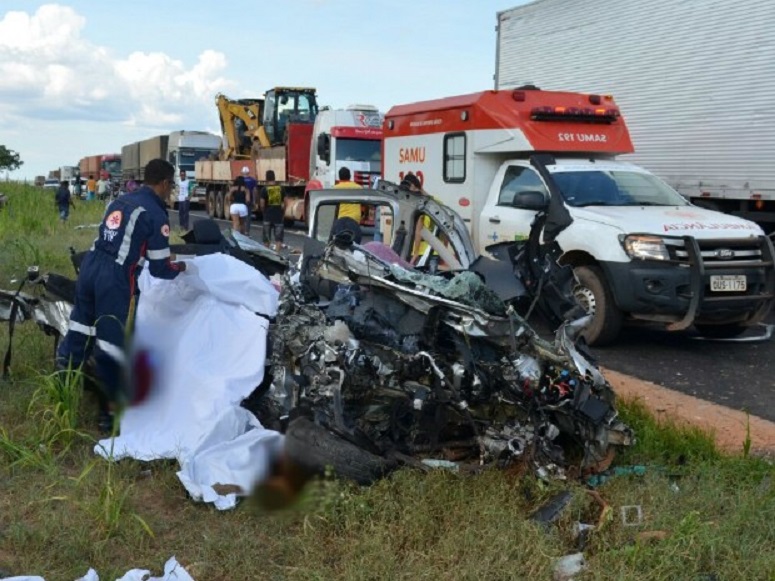 Cinco pessoas morrem em batia envolvendo carro e caminhão