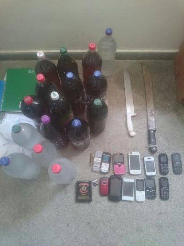 Agentes penitenciários apreendem bebidas, drogas, armas e celulares em presídio