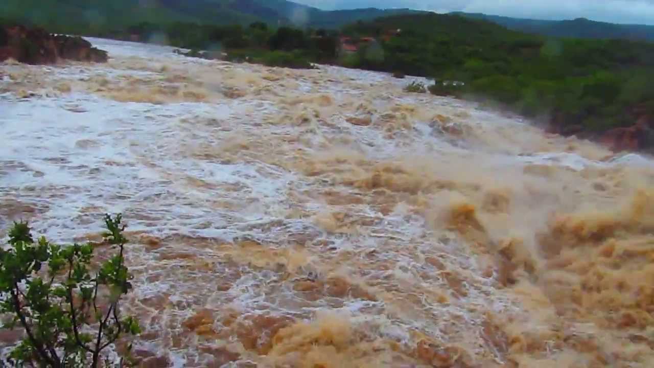 Rio Paraguaçu quase transborda com forte chuva na Chapada Diamantina