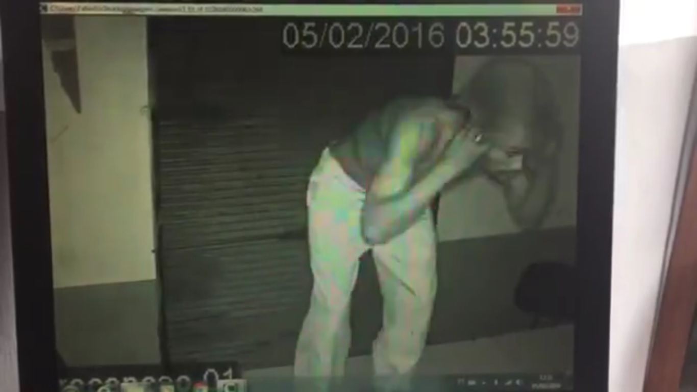 Câmera de segurança registra homem arrombando loja em Feira de Santana