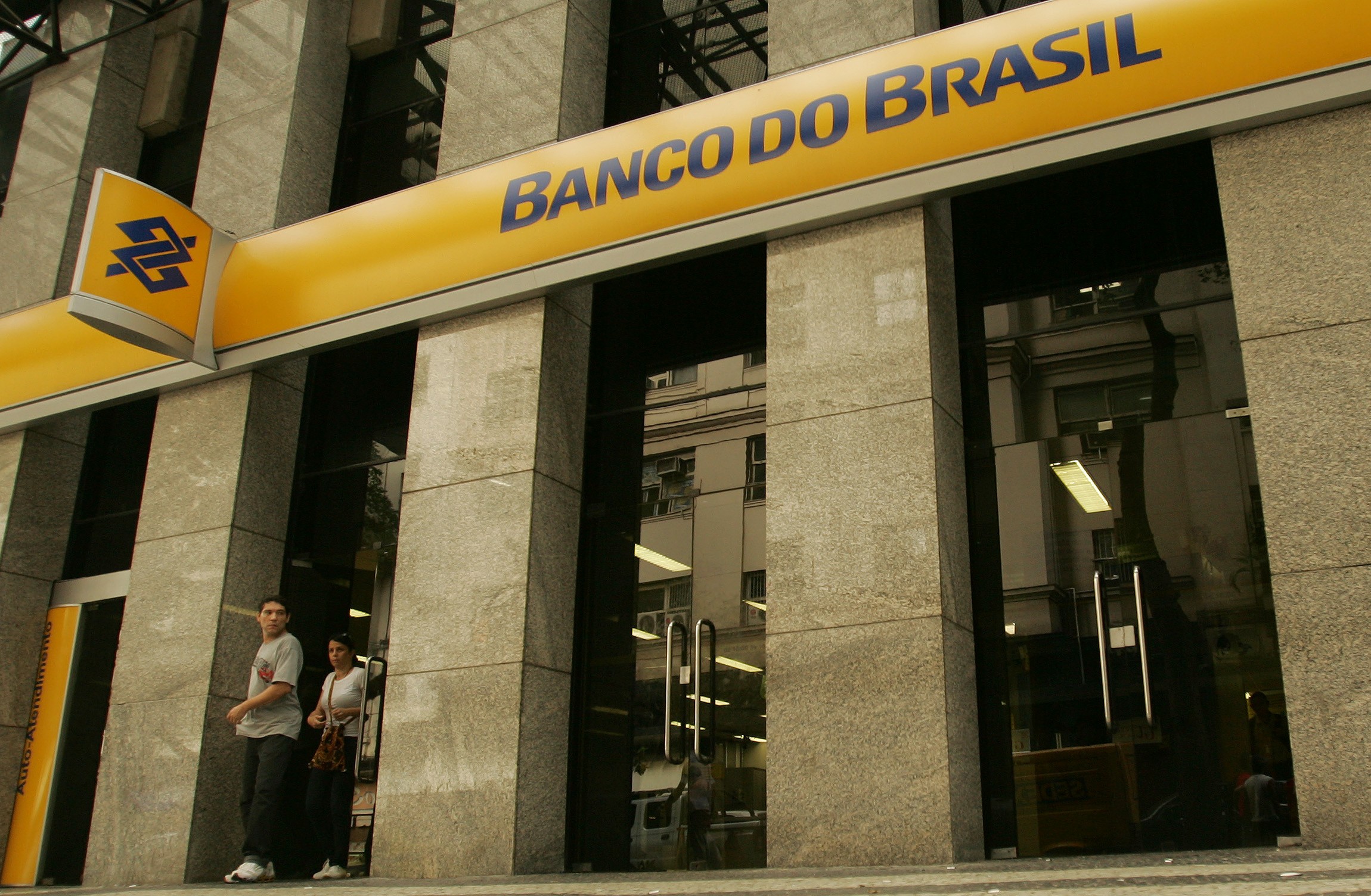 Banco do Brasil e Caixa elevam taxas de juros