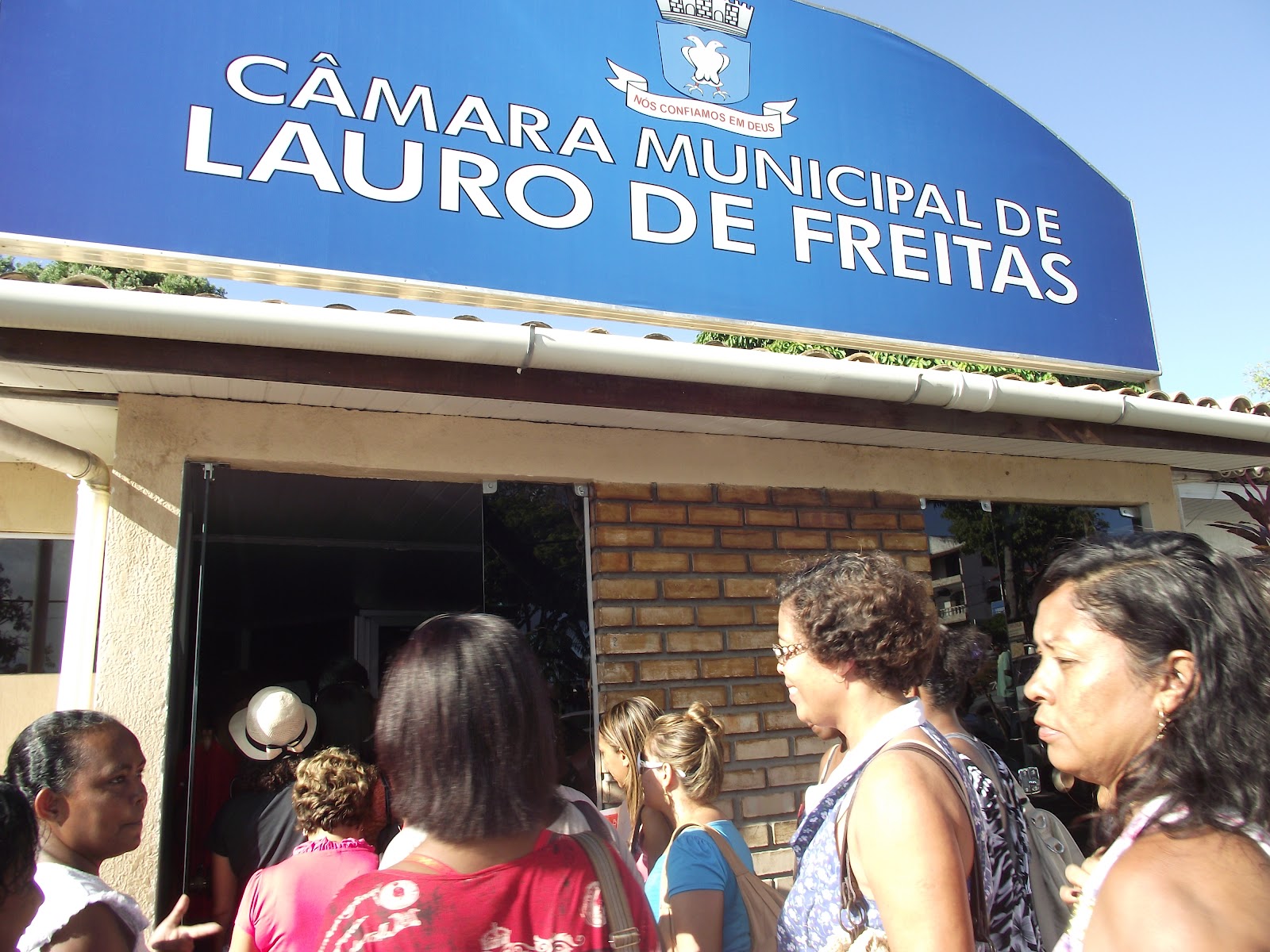Professores ocupam Câmara de Lauro de Freitas e reajuste é aprovado
