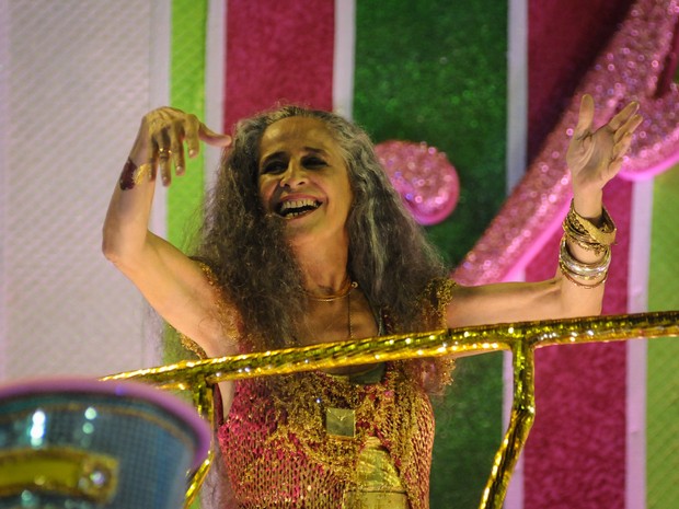 Homagem a Maria Bethânia rende título de Campeã do Carnaval 2016 para Mangueira