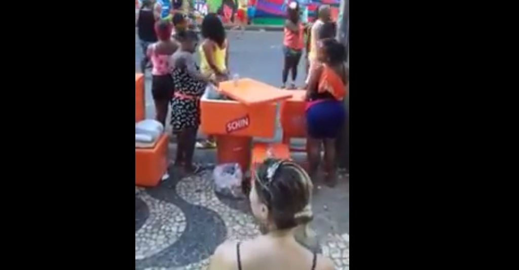 Ambulante alega que ofereceu água de gelo derretido para “As Muquiranas” brincarem