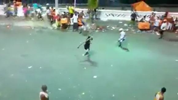 Vídeo mostra violência no meio do circuito Barra durante o Carnaval