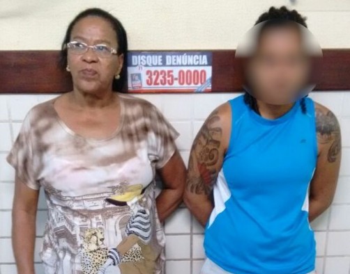 Mãe e filha são presas suspeitas de tráfico de drogas em Camaçari