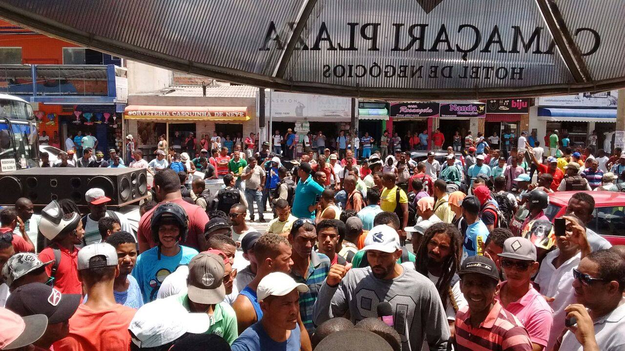 Manifestantes reclamam que empresas fazem obras mas não contratam trabalhadores de Camaçari