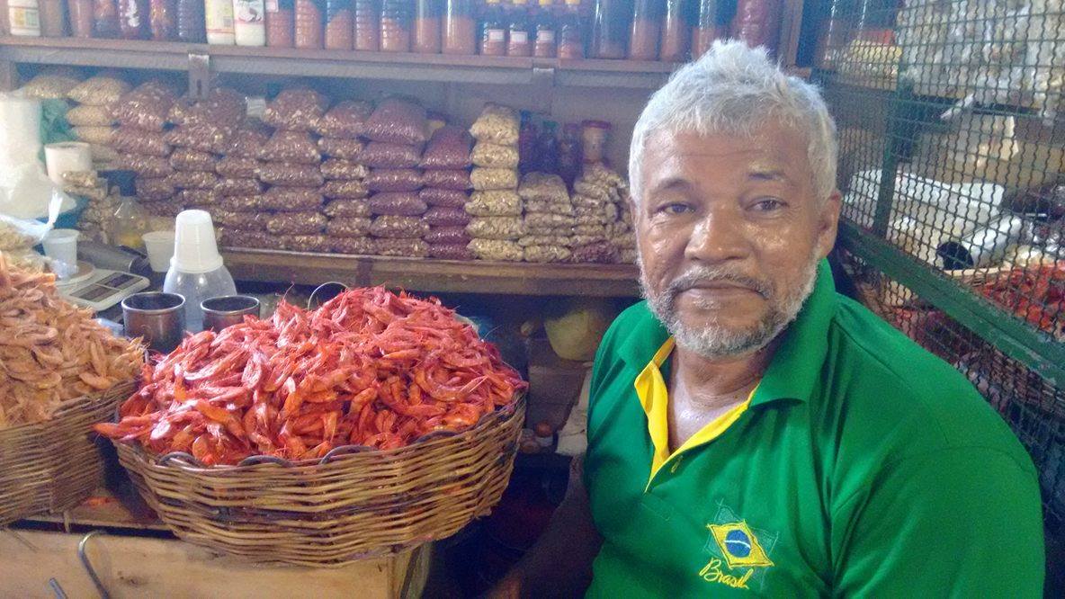 Vendedor Eliseu trabalha na feira há pelo menos 25 anos.