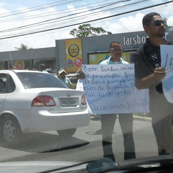 Condutores do transporte ligeirinho fazem manifestação em Lauro de Freitas