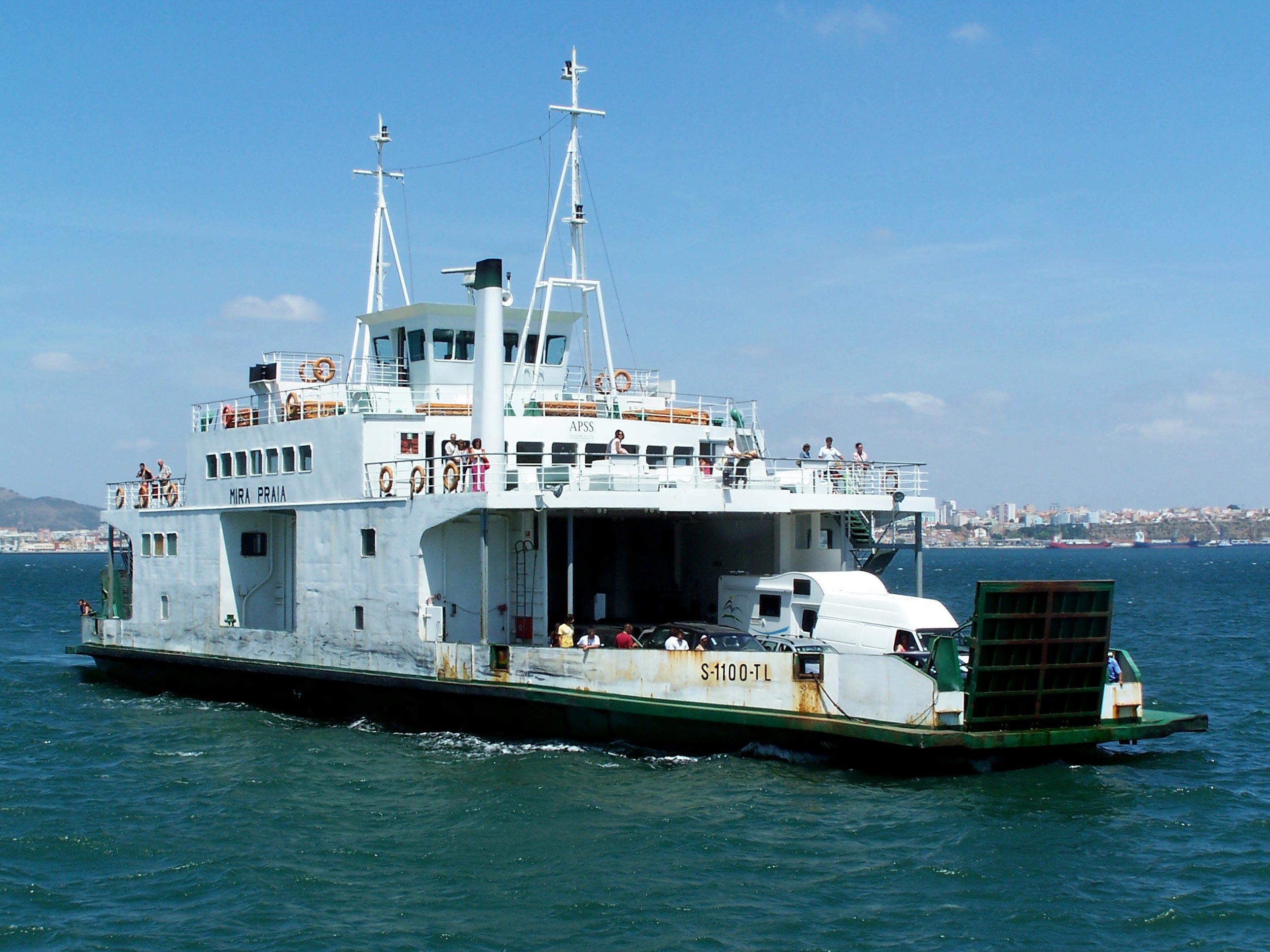 Travessia tem fluxo intenso de passageiros no sentido Mar Grande-Salvador