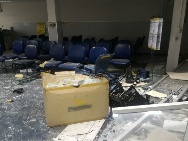 Bandidos explodem caixas eletrônicos de agência bancária em Iaçu