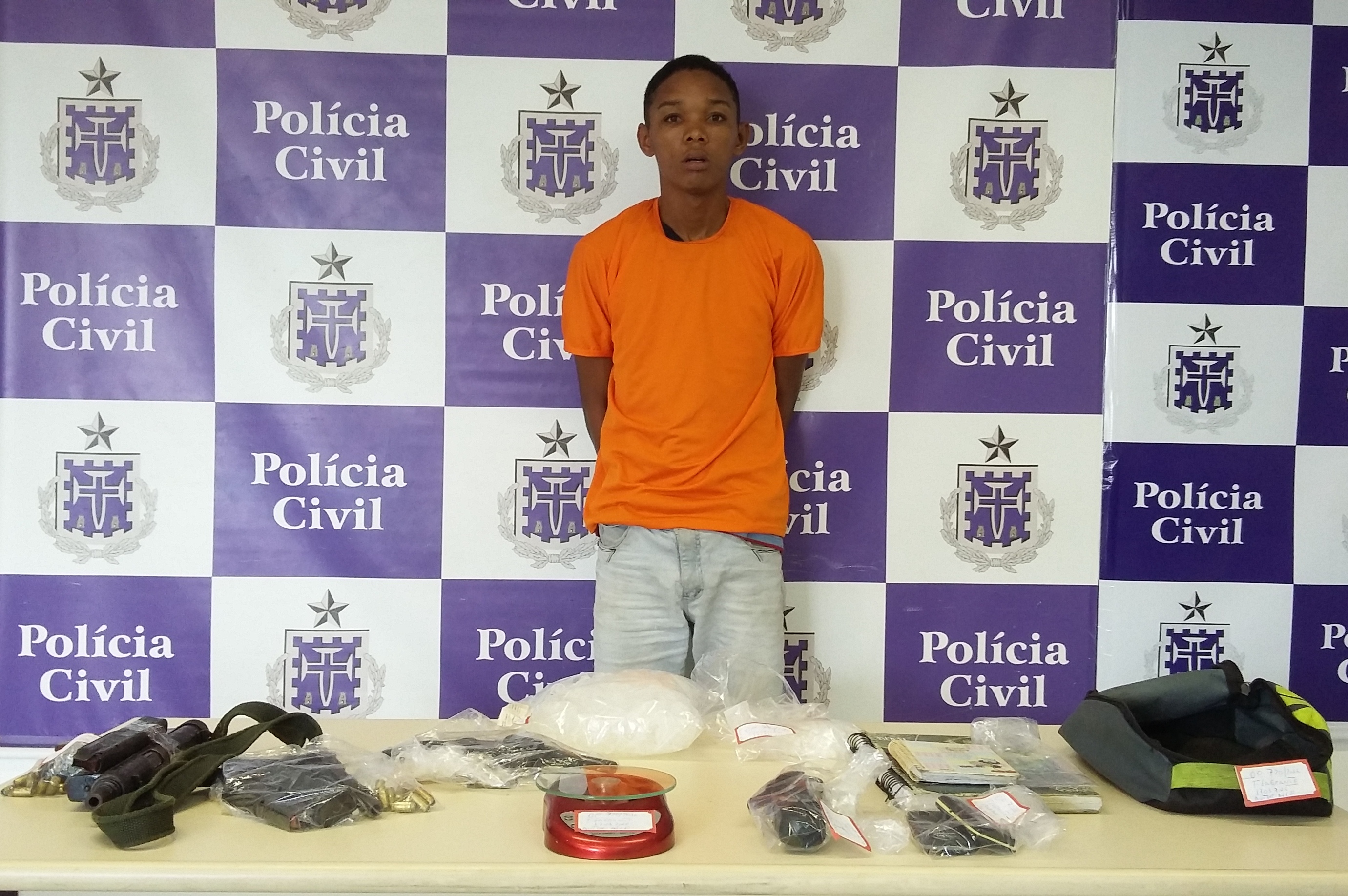 Jovem é preso com submetralhadora em bairro de Salvador