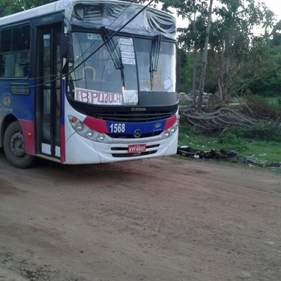 Ônibus que se envolveu no acidente no distrito de Monte Gordo.