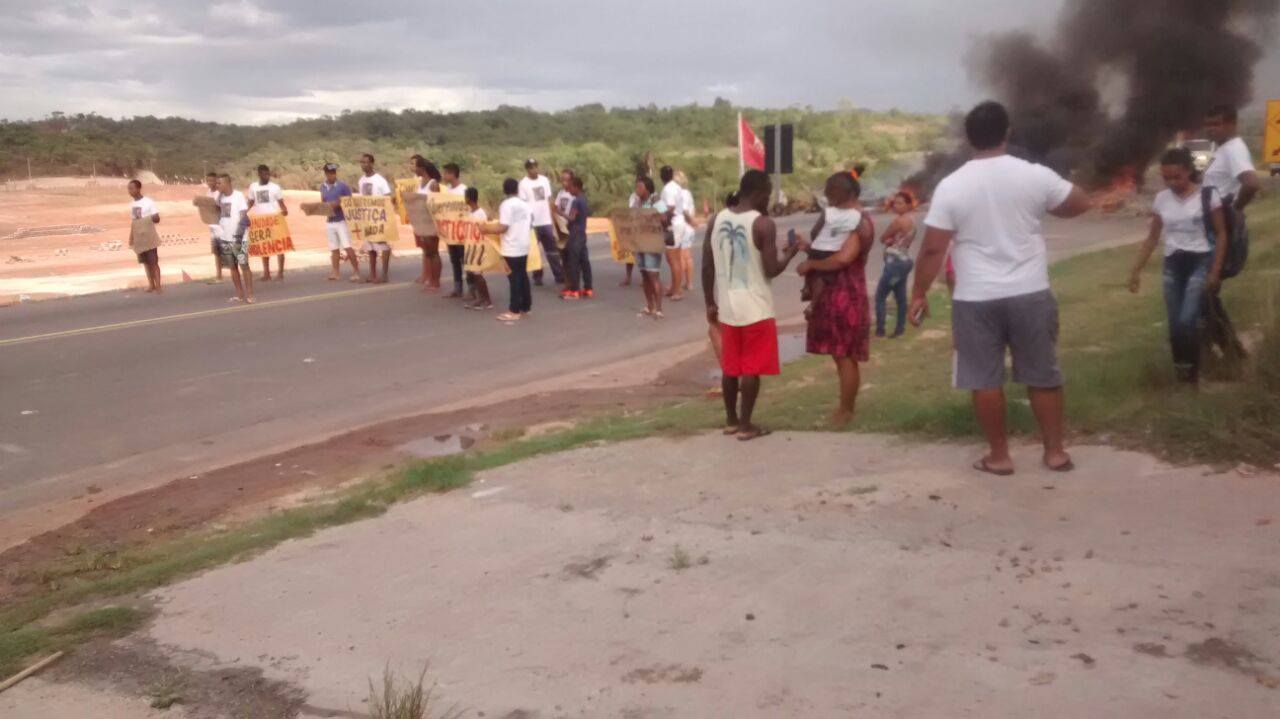 Camaçari: Moradores fazem protesto após assassinato de jovem no bairro Santo Antônio
