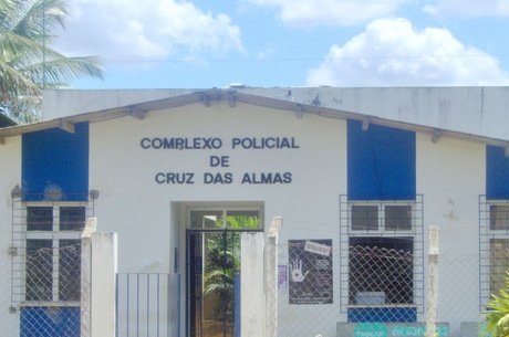 Filho encontra corpo de mãe em quintal de casa no município de Cruz das Almas