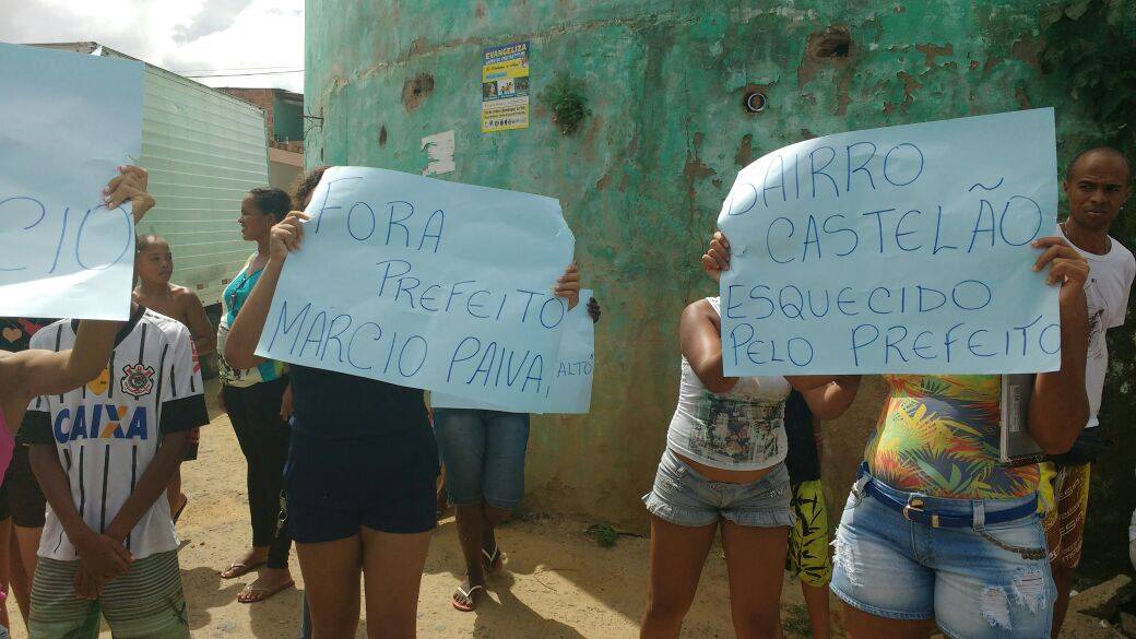Manifestantes bloqueiam pista em Lauro de Freitas