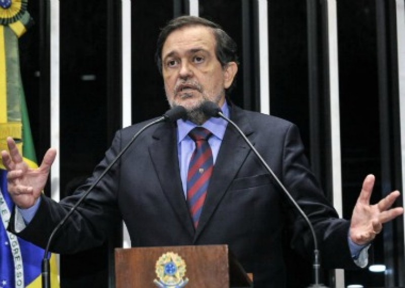 Walter Pinheiro pede exoneração do Estado para votar ação sobre afastamento de Aécio no Senado