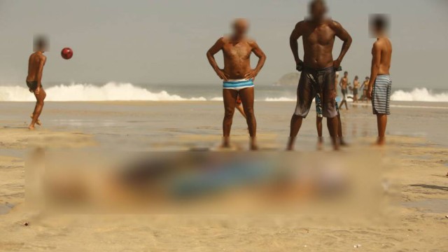 Grupo jogando bola ao redor de corpos em praia do Rio de Janeiro choca internautas