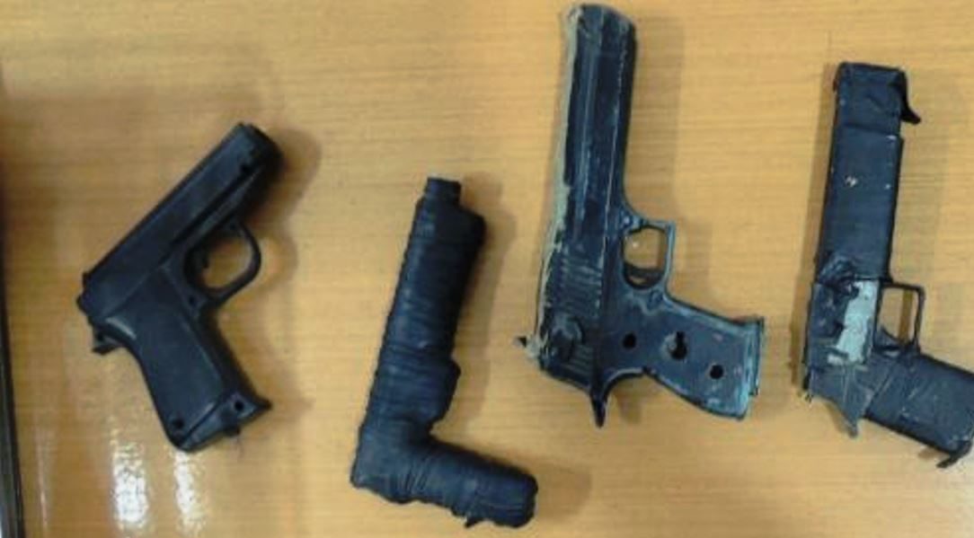 Armas de brinquedo são apreendidas pela PM durante rondas escolares em Camaçari