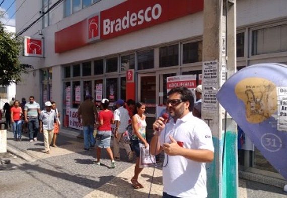 bancarios-paralisam-bradesco-em-eunapolis-para-pressionar-ba_6c3465f8fd1be7b8899b30c41d284947