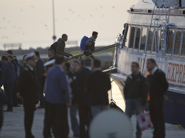 Grécia começa a mandar imigrantes de volta para a Turquia