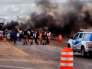 Populares fecharam na BR-116 após morte de secretário (Foto: Paulo Ribeiro/Arquivo pessoal