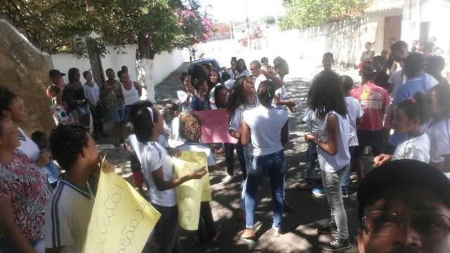 Sem aulas, estudantes e pais de alunos protestam na porta da casa do prefeito de Camaçari
