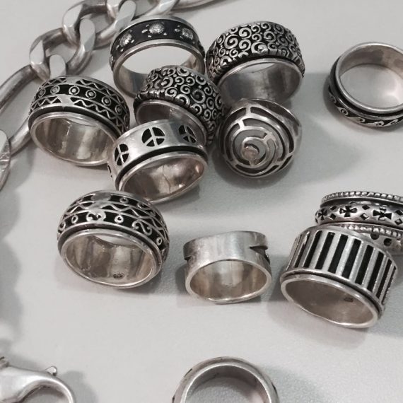 Anéis e pulseiras de prata que foram furtadas de joalheria em Praia do Forte.