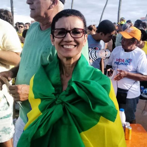 Ex-vice-prefeita de Camaçari, Tereza Giffoni em ato pró-impeachment  no Jardim de Alan, em Salvador. Foto: Diógenes Matos/ Bahia No Ar 