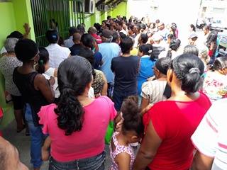 População enfrenta longas filas para vacinação H1N1 em Camaçari
