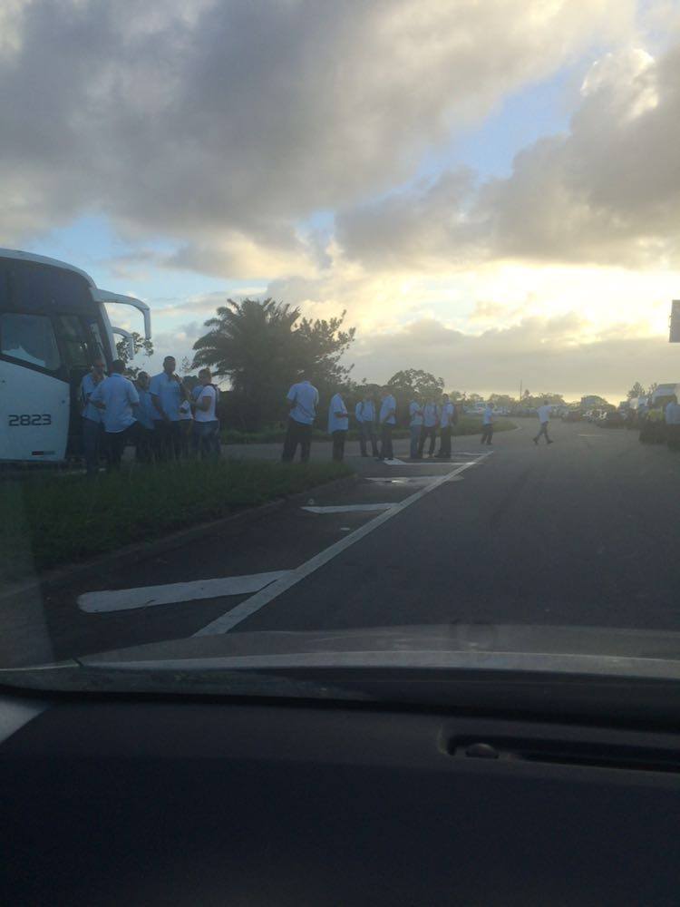 Ônibus que transportam funcionários do Polo de Camaçari estão parados