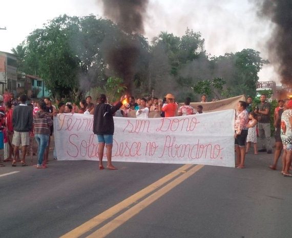 Protesto bloqueia rodovia estadual na manhã desta terça-feira (17) (Foto: Divulgação/ Bahia Norte)