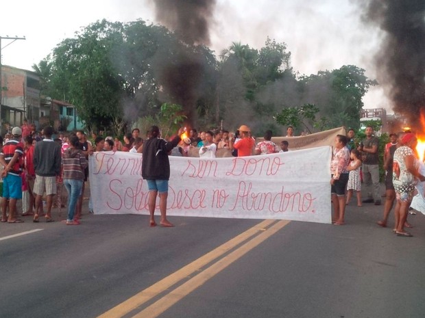 Protesto bloqueia dois sentidos da BA-093, na região da cidade de Pojuca