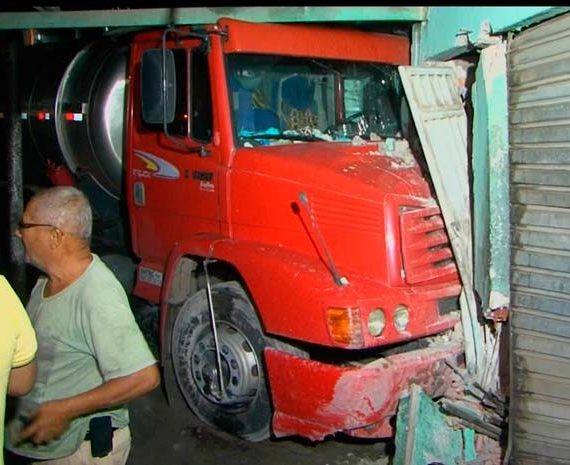 Caminhão bate em carro e atinge casa em Feira de Santana. (Imagens TV Subaé)