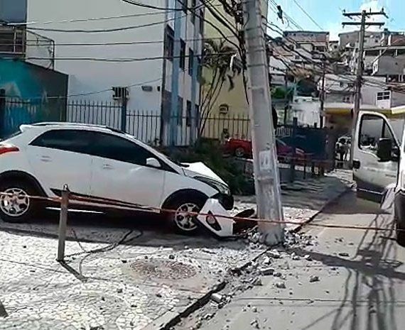 Carro bate em poste no bairro de Amaralina, na manhã desta quinta-feira (Foto: Reprodução/TV Bahia) 