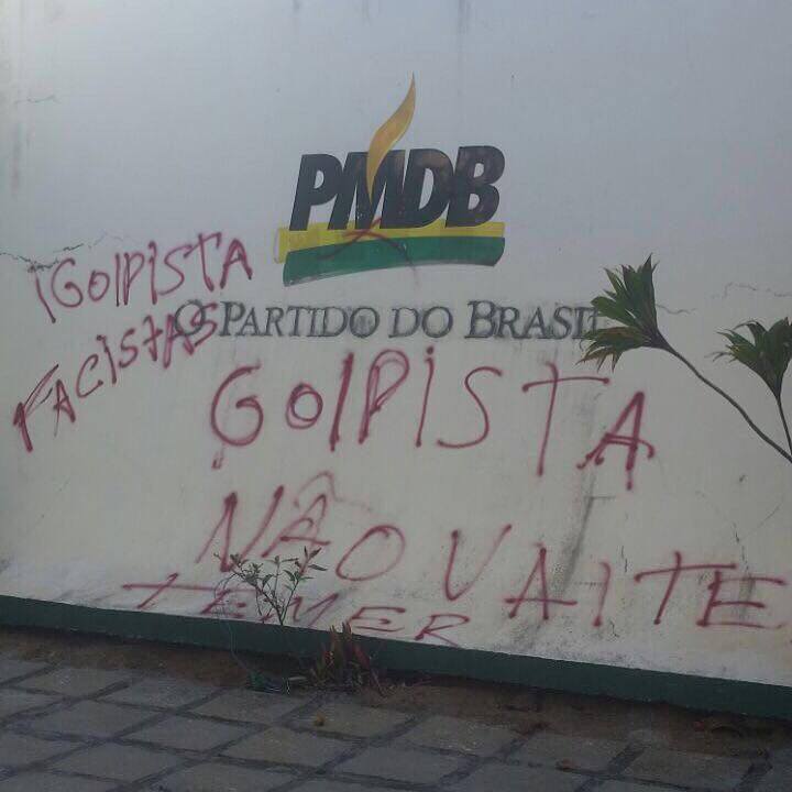 Sede do PMDB em Salvador é pichada após votação no senado