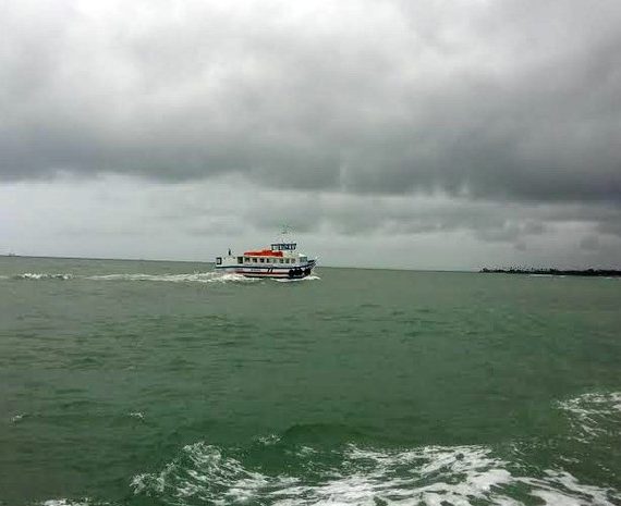 embarcação em tempo chuvoso