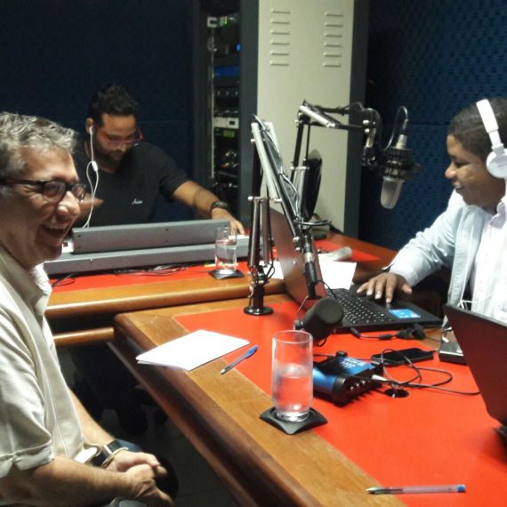 Deputado Luiz Caetano, durante entrevista ao radialista Roque Santos.