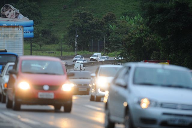 Farol baixo durante o dia passa a ser obrigatório em rodovias brasileiras